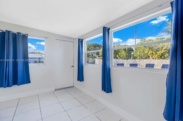 38 Miami Gardens Rd, West Park, FL 33023