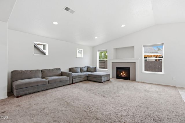 2981 NE Roxy Place, Bend, OR 97701