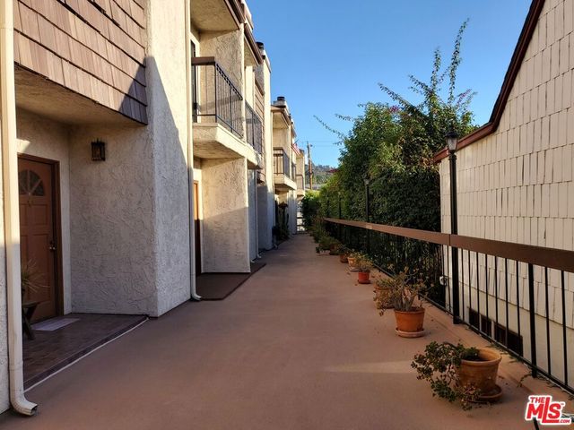 4128 W Hood Avenue B, Burbank, CA 91505