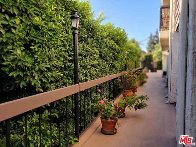 4128 W Hood Avenue B, Burbank, CA 91505