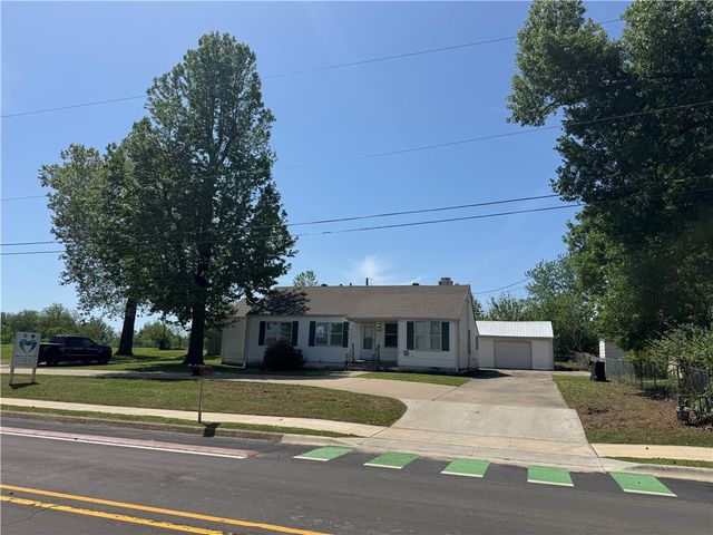 2004 S 13th Street, Rogers, AR 72758