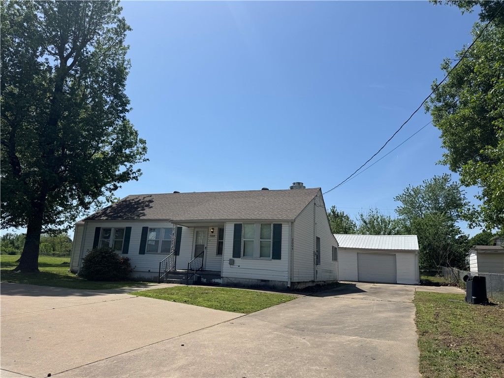 2004 S 13th Street, Rogers, AR 72758