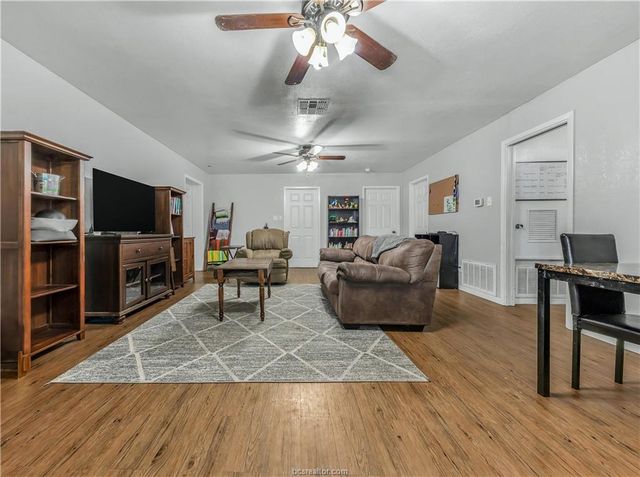 109 Sulphur Springs, Bryan, TX 77801