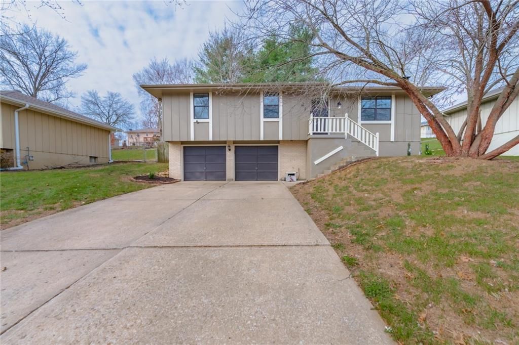 121 SE 2nd Street, Blue Springs, MO 64014