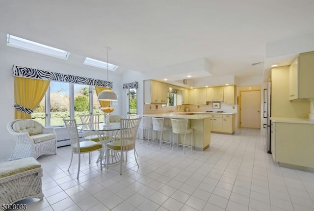 300 Forsythia Ct, Franklin Lakes Boro, NJ 07417