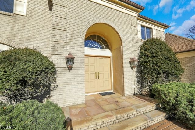 300 Forsythia Ct, Franklin Lakes Boro, NJ 07417