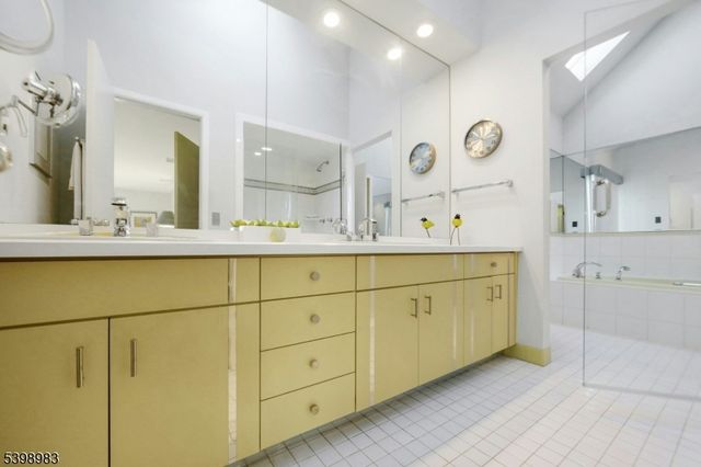 300 Forsythia Ct, Franklin Lakes Boro, NJ 07417