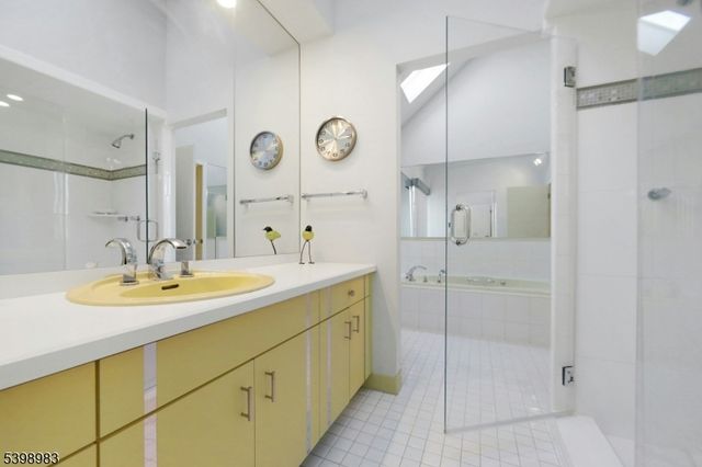 300 Forsythia Ct, Franklin Lakes Boro, NJ 07417