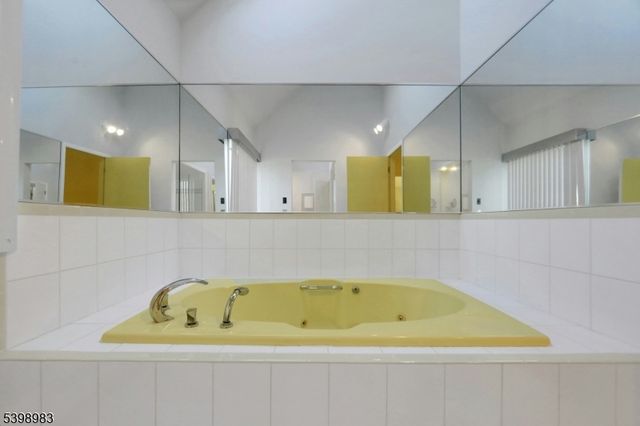 300 Forsythia Ct, Franklin Lakes Boro, NJ 07417