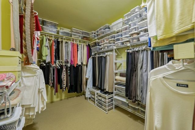 300 Forsythia Ct, Franklin Lakes Boro, NJ 07417