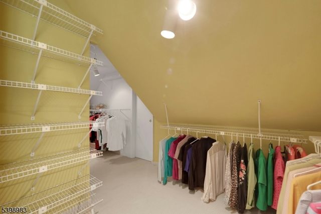 300 Forsythia Ct, Franklin Lakes Boro, NJ 07417