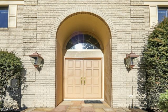 300 Forsythia Ct, Franklin Lakes Boro, NJ 07417