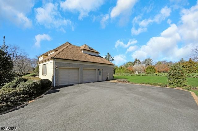 300 Forsythia Ct, Franklin Lakes Boro, NJ 07417