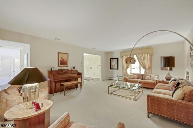 300 Forsythia Ct, Franklin Lakes Boro, NJ 07417