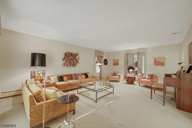 300 Forsythia Ct, Franklin Lakes Boro, NJ 07417