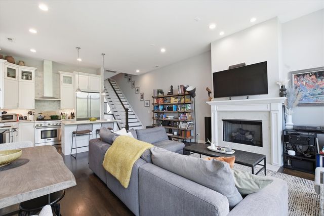 1817 W Iowa Avenue 3, Chicago, IL 60622