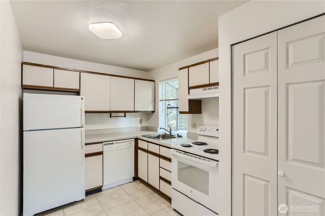 8848 Stone Avenue N, Seattle, WA 98103