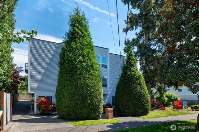 8848 Stone Avenue N, Seattle, WA 98103