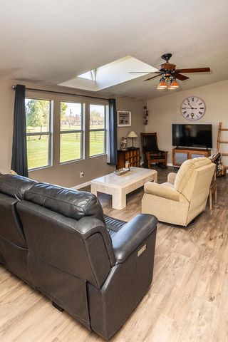 18041 Seidner Ave, Escalon, CA 95320