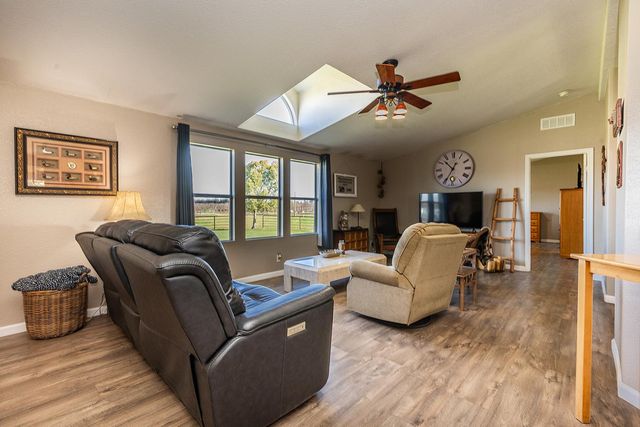 18041 Seidner Ave, Escalon, CA 95320