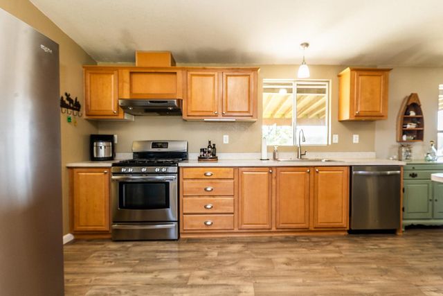 18041 Seidner Ave, Escalon, CA 95320