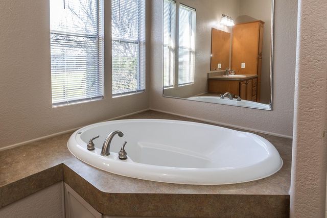 18041 Seidner Ave, Escalon, CA 95320