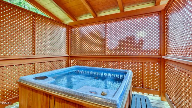 208 Moose Ridge Way, Pigeon Forge, TN 37863