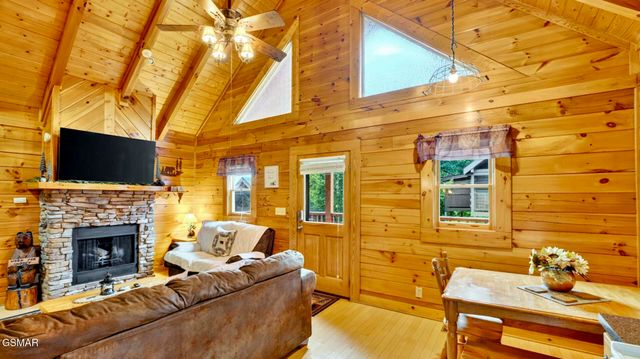 208 Moose Ridge Way, Pigeon Forge, TN 37863