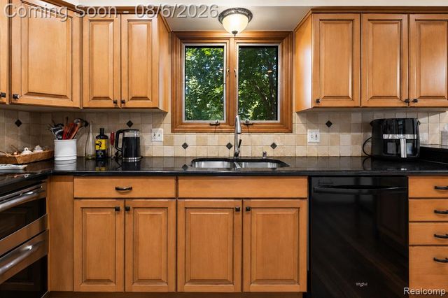 15569 Penn Drive, Livonia, MI 48154