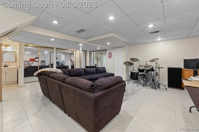 15569 Penn Drive, Livonia, MI 48154