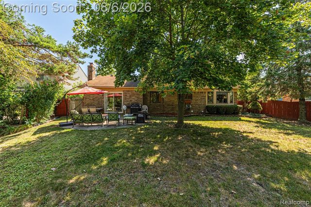 15569 Penn Drive, Livonia, MI 48154