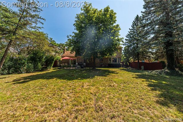 15569 Penn Drive, Livonia, MI 48154
