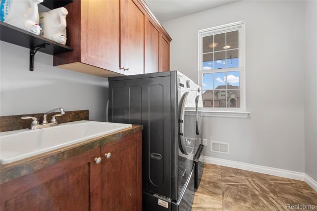 801 Watersmeet Drive, Oxford Charter Township, MI 48371