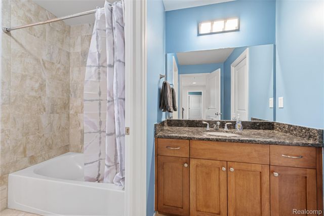 801 Watersmeet Drive, Oxford Charter Township, MI 48371