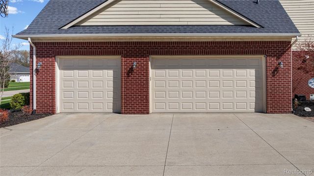 801 Watersmeet Drive, Oxford Charter Township, MI 48371