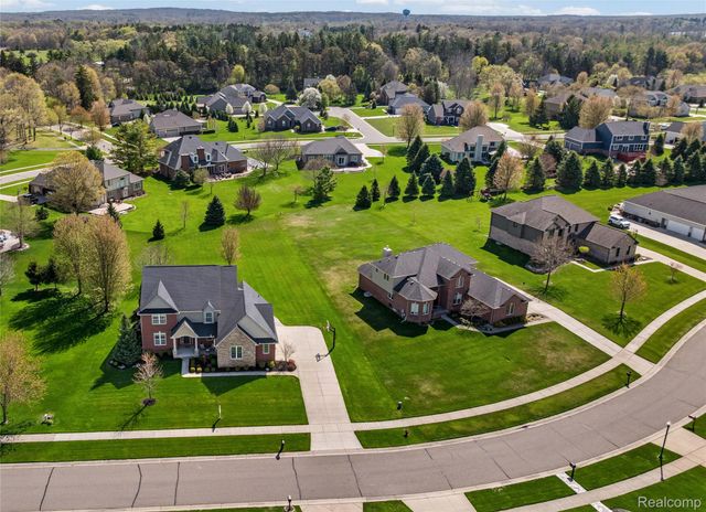 801 Watersmeet Drive, Oxford Charter Township, MI 48371