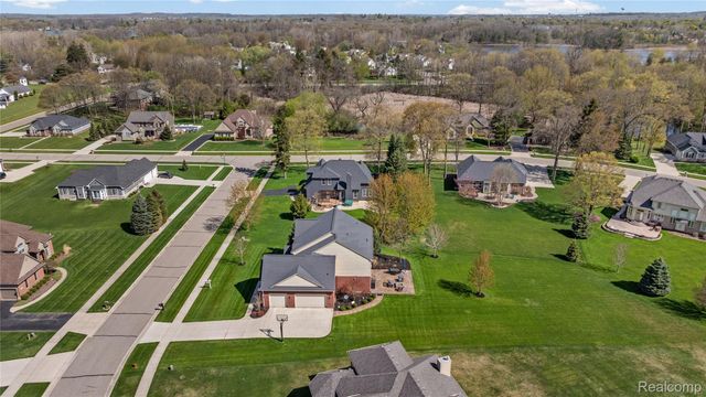 801 Watersmeet Drive, Oxford Charter Township, MI 48371