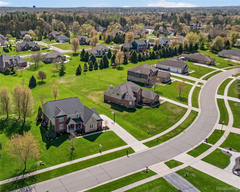 801 Watersmeet Drive, Oxford Charter Township, MI 48371