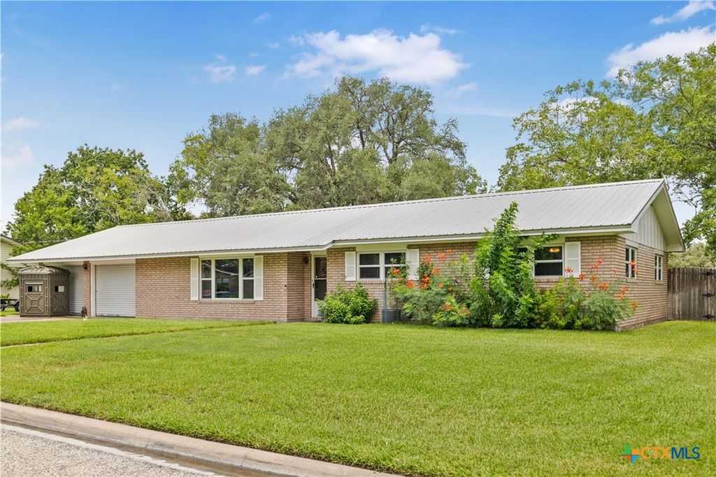 508 W Johnson Street, Cuero, TX 77954