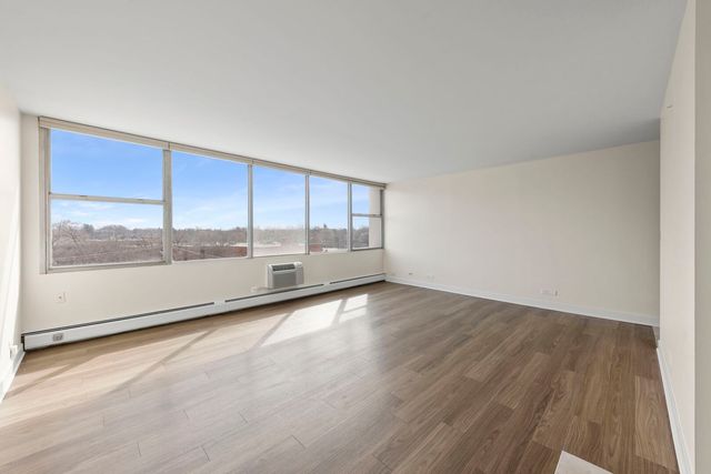 33 N Main Street 4J, Lombard, IL 60148