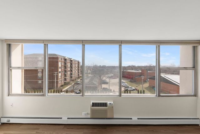 33 N Main Street 4J, Lombard, IL 60148