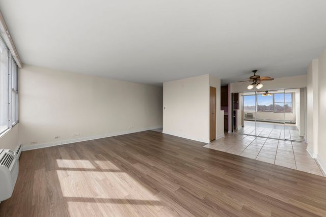 33 N Main Street 4J, Lombard, IL 60148