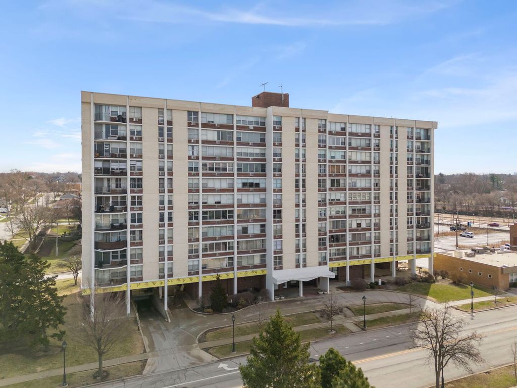 33 N Main Street 4J, Lombard, IL 60148