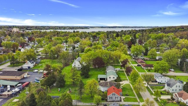 927 Clover STREET, Lake Geneva, WI 53147