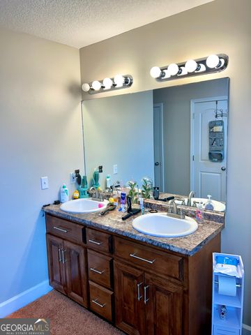 211 Twinn Lakes Drive, Baxley, GA 31513
