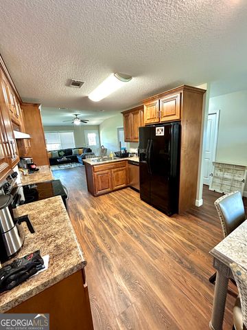 211 Twinn Lakes Drive, Baxley, GA 31513