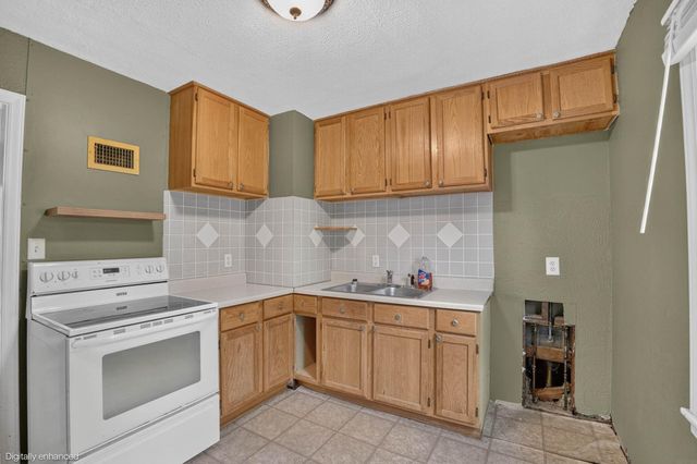 1181 Locke Avenue, Waterloo, IA 50702