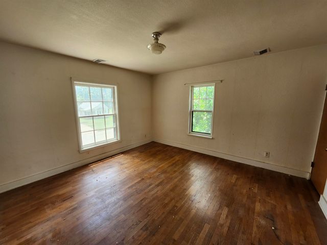 715 W Harvey Ave, Wellington, KS 67152