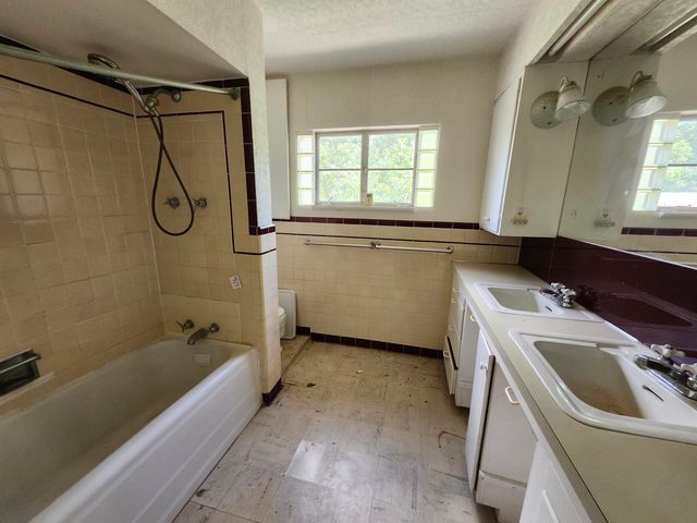 715 W Harvey Ave, Wellington, KS 67152