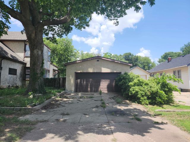 715 W Harvey Ave, Wellington, KS 67152